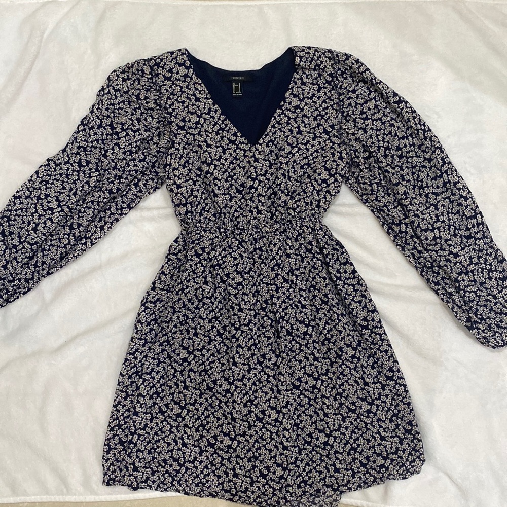 Used- Like new- Floral long sleeve Forever 21 dress.